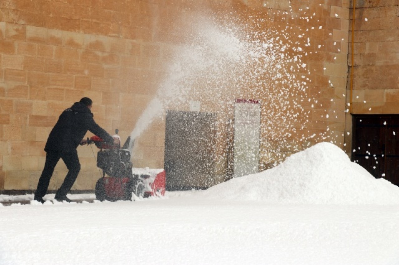 Tarihi İshak Paşa Sarayı kar birikintilerinden temizleniyor 18