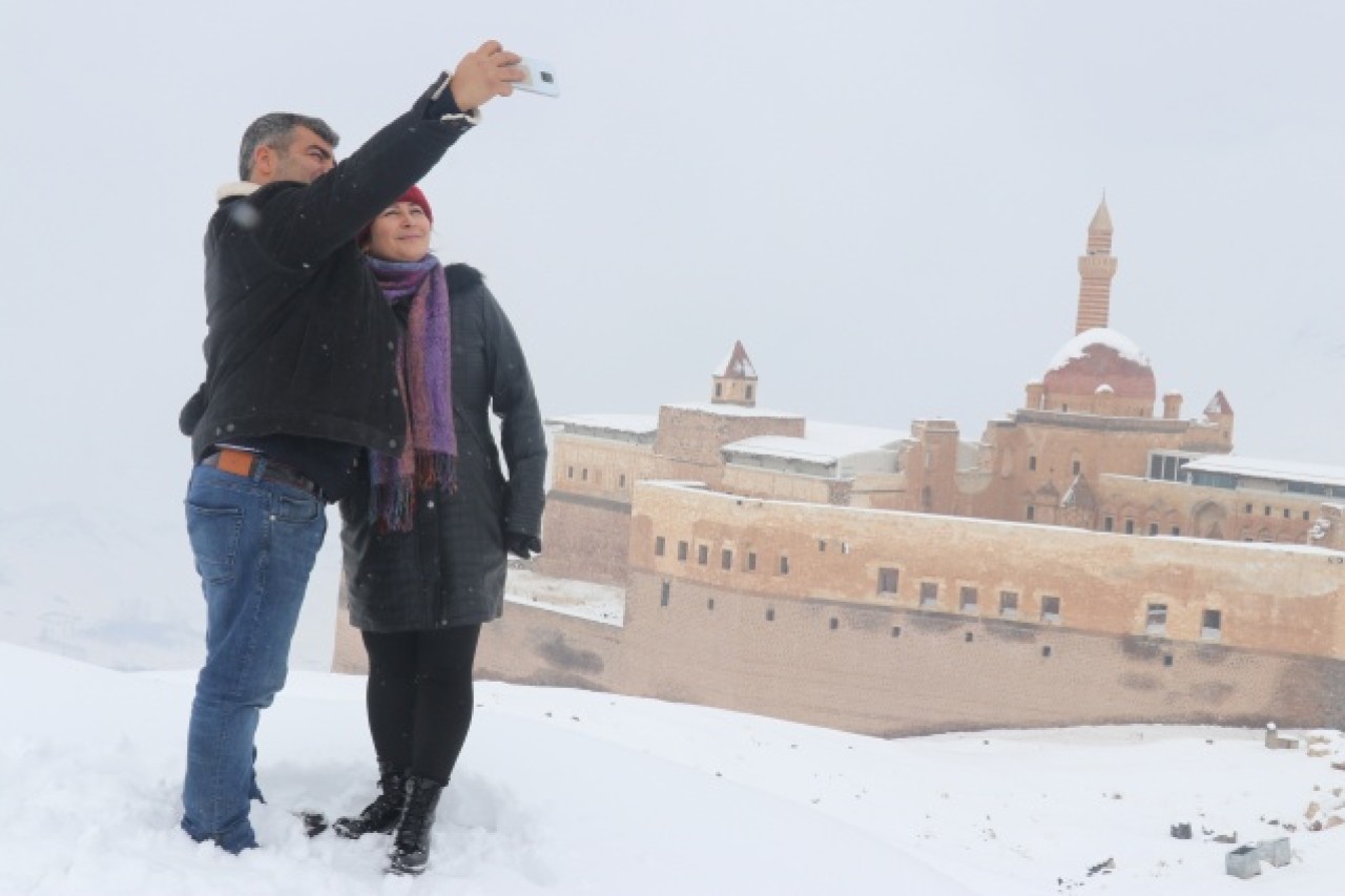 Tarihi İshak Paşa Sarayı kar birikintilerinden temizleniyor 14