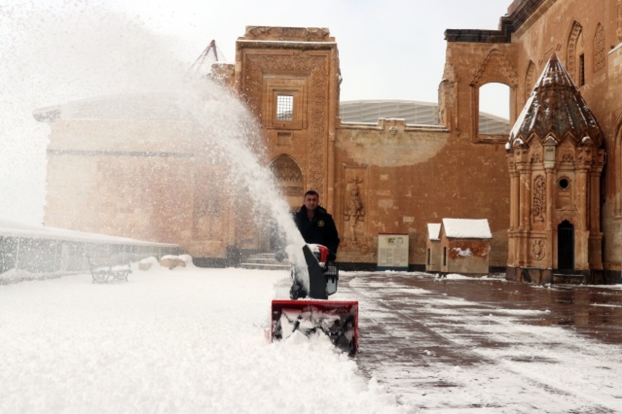 Tarihi İshak Paşa Sarayı kar birikintilerinden temizleniyor 17