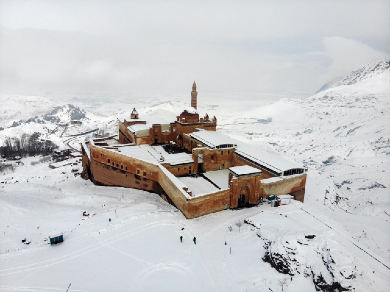 Tarihi İshak Paşa Sarayı kar birikintilerinden temizleniyor 6