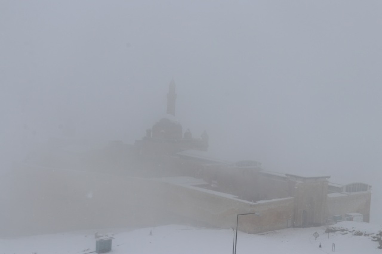 Tarihi İshak Paşa Sarayı kar birikintilerinden temizleniyor 13
