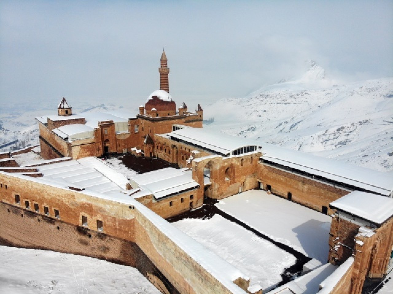 Tarihi İshak Paşa Sarayı kar birikintilerinden temizleniyor 10