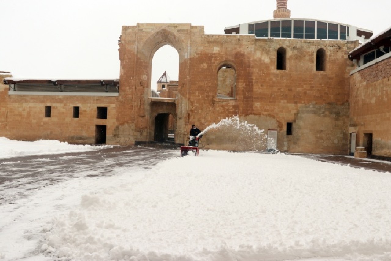 Tarihi İshak Paşa Sarayı kar birikintilerinden temizleniyor 15