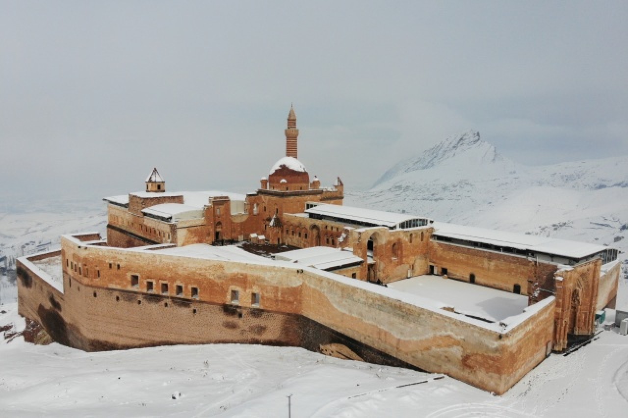 Tarihi İshak Paşa Sarayı kar birikintilerinden temizleniyor 4