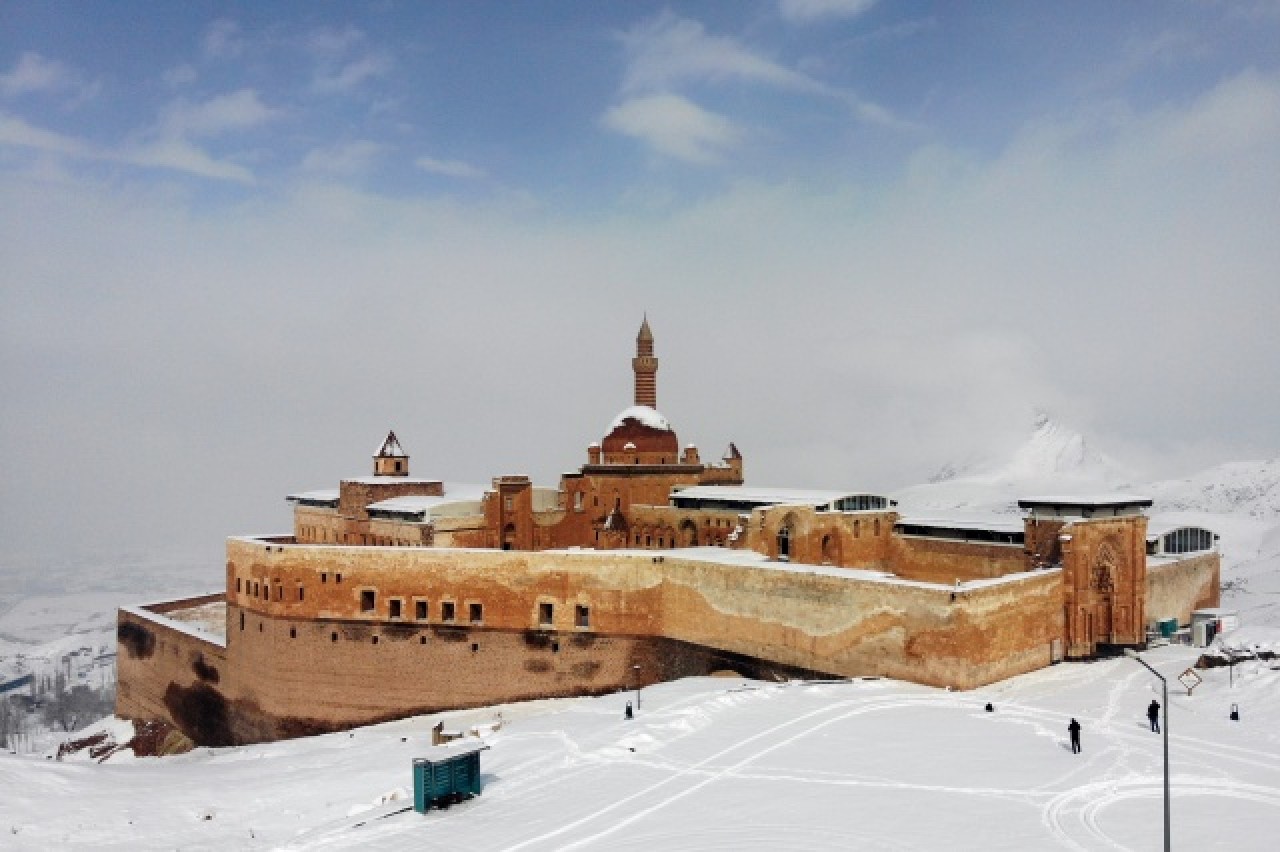 Tarihi İshak Paşa Sarayı kar birikintilerinden temizleniyor 2