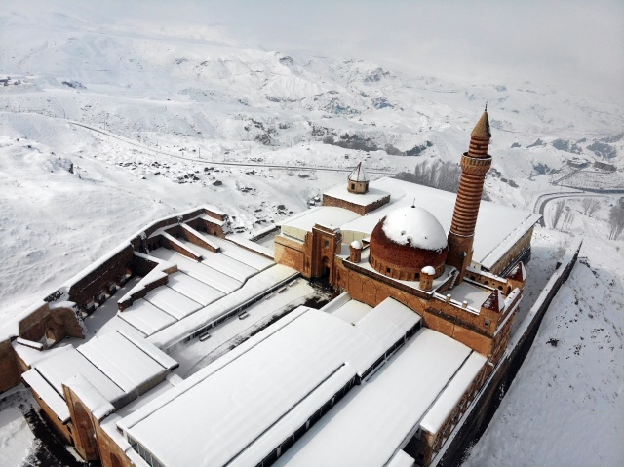 Tarihi İshak Paşa Sarayı kar birikintilerinden temizleniyor 7