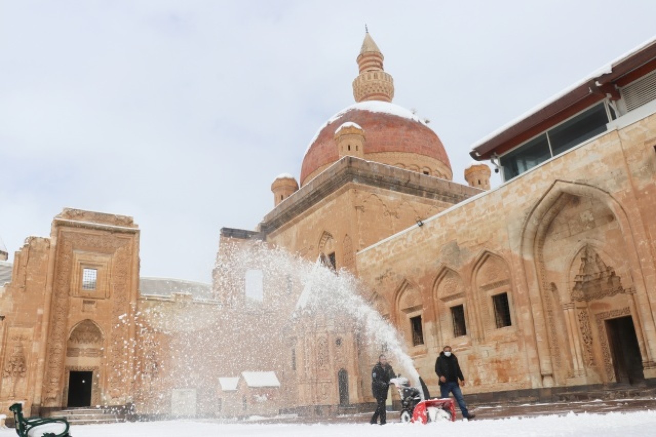 Tarihi İshak Paşa Sarayı kar birikintilerinden temizleniyor 16