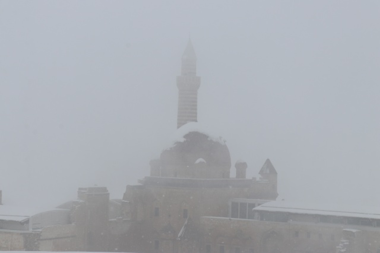 Tarihi İshak Paşa Sarayı kar birikintilerinden temizleniyor 11