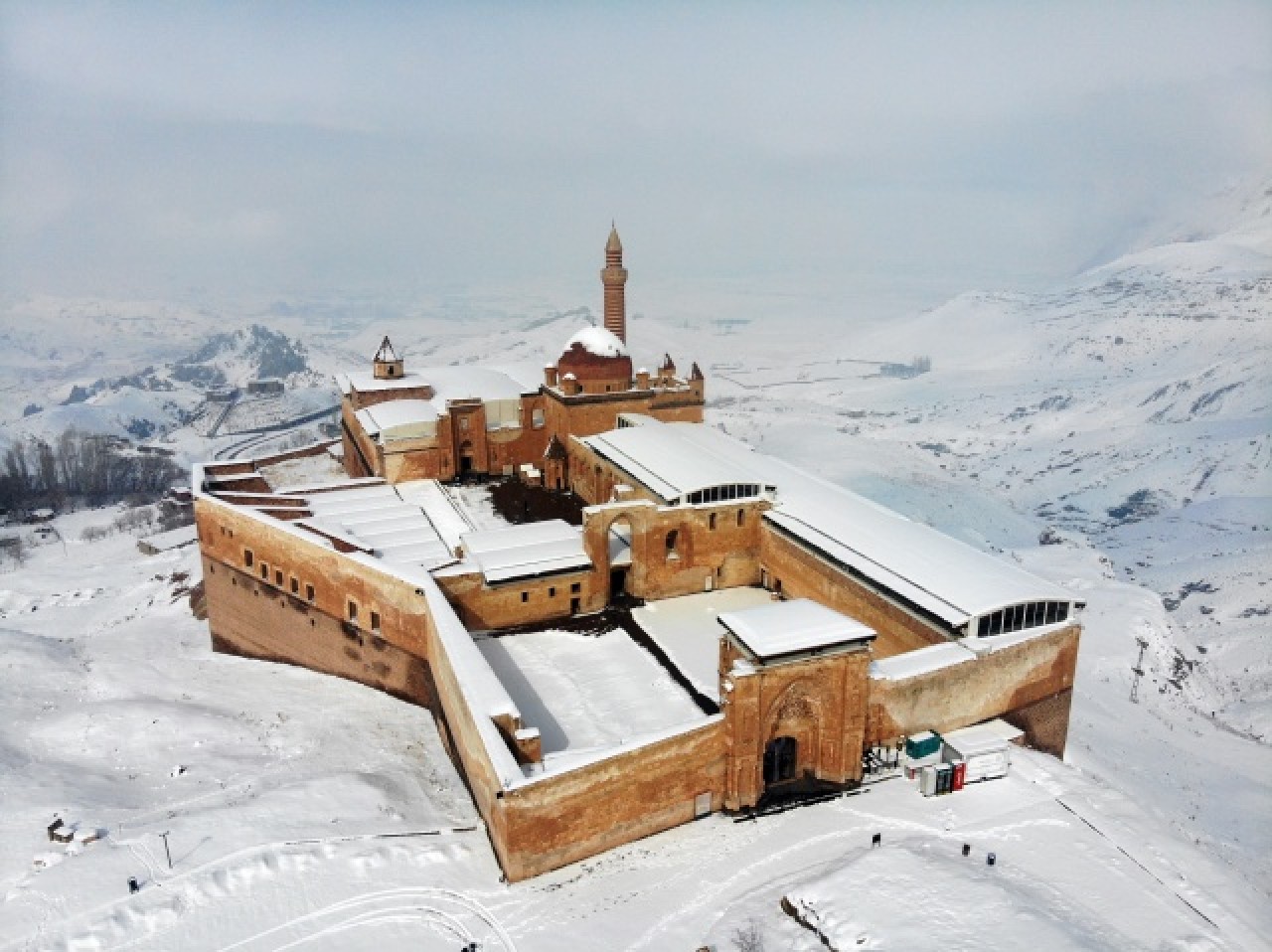 Tarihi İshak Paşa Sarayı kar birikintilerinden temizleniyor 12