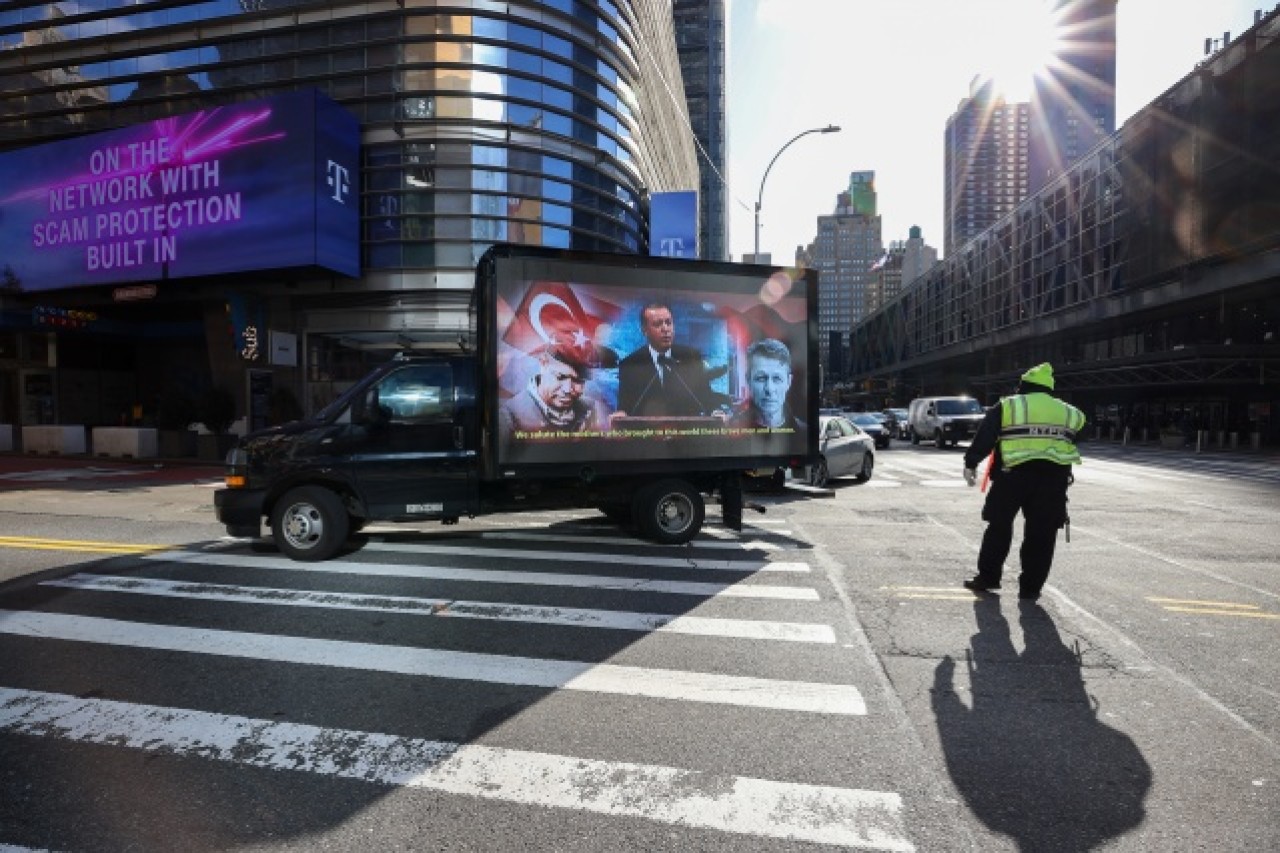 'Stop Erdogan' reklamına karşılık Times Meydanı'nda 15 Temmuz'u anlatan dijital ekranlı kamyonet 8