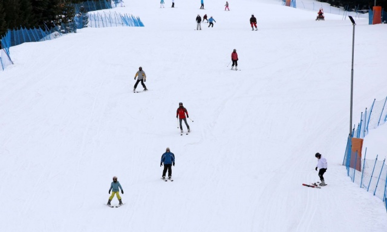 Ilgaz Dağı Kayak Merkezi'nde hafta sonu yoğunluğu yaşandı 1