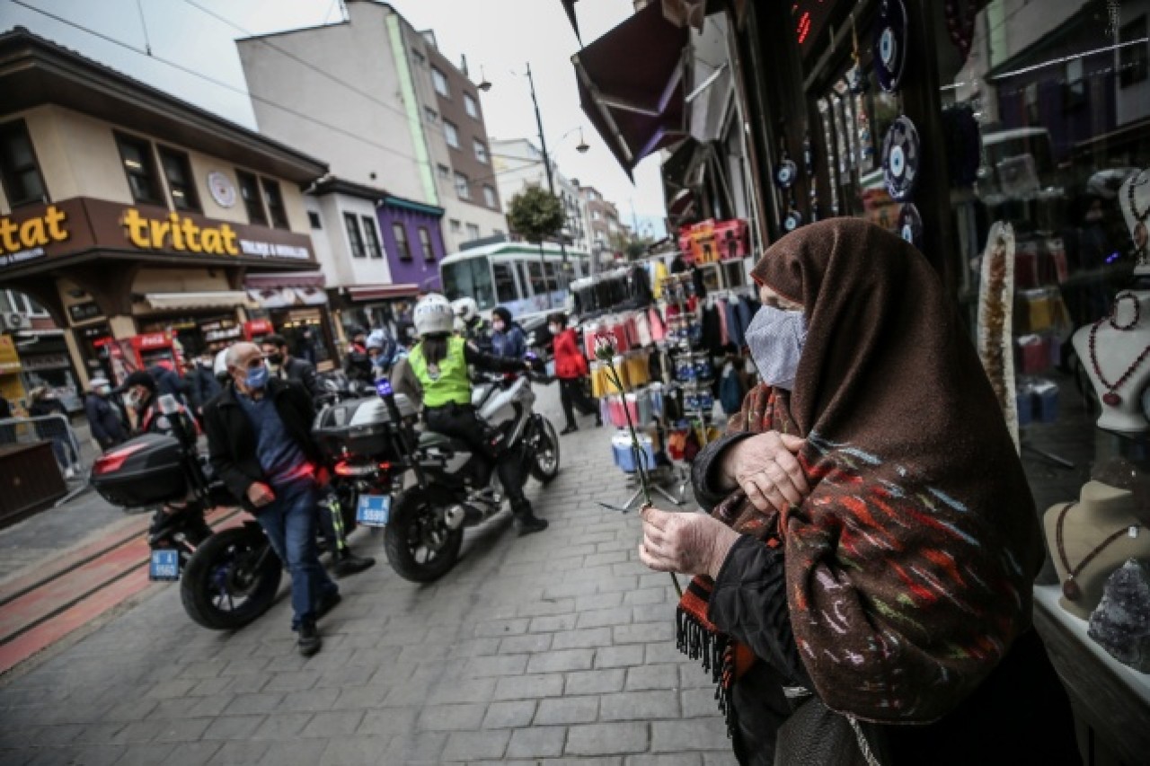 Atlı polis birlikleri kadınlara karanfil dağıttı 7