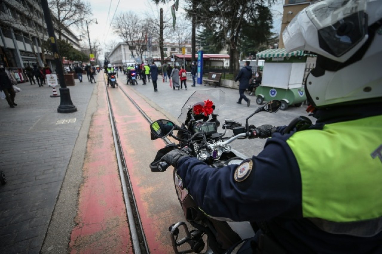 Atlı polis birlikleri kadınlara karanfil dağıttı 3