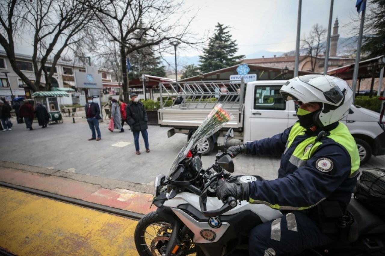 Atlı polis birlikleri kadınlara karanfil dağıttı 11