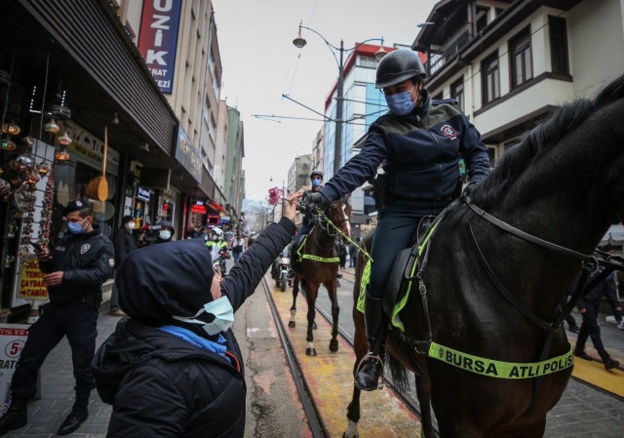Atlı polis birlikleri kadınlara karanfil dağıttı 1