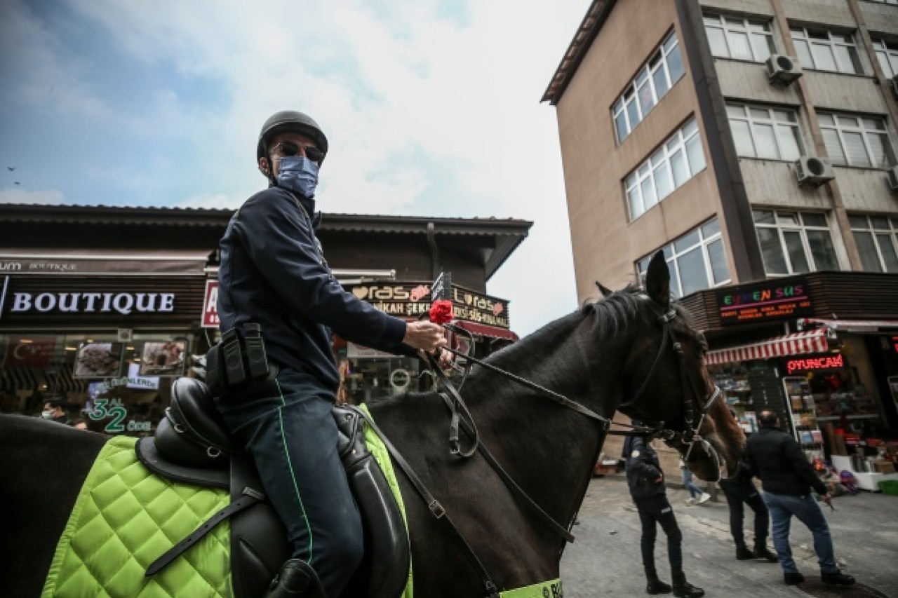 Atlı polis birlikleri kadınlara karanfil dağıttı 8