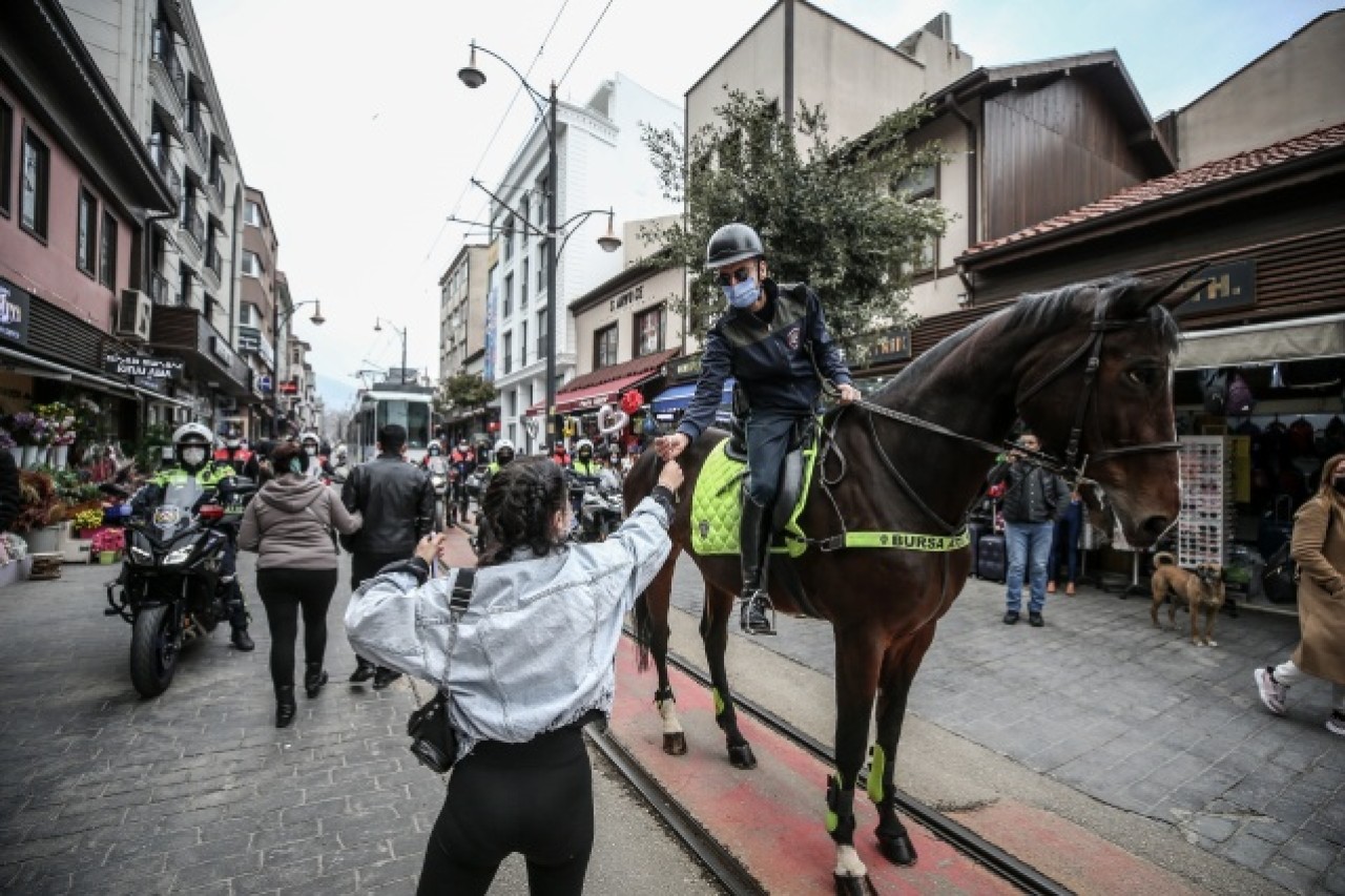 Atlı polis birlikleri kadınlara karanfil dağıttı 9