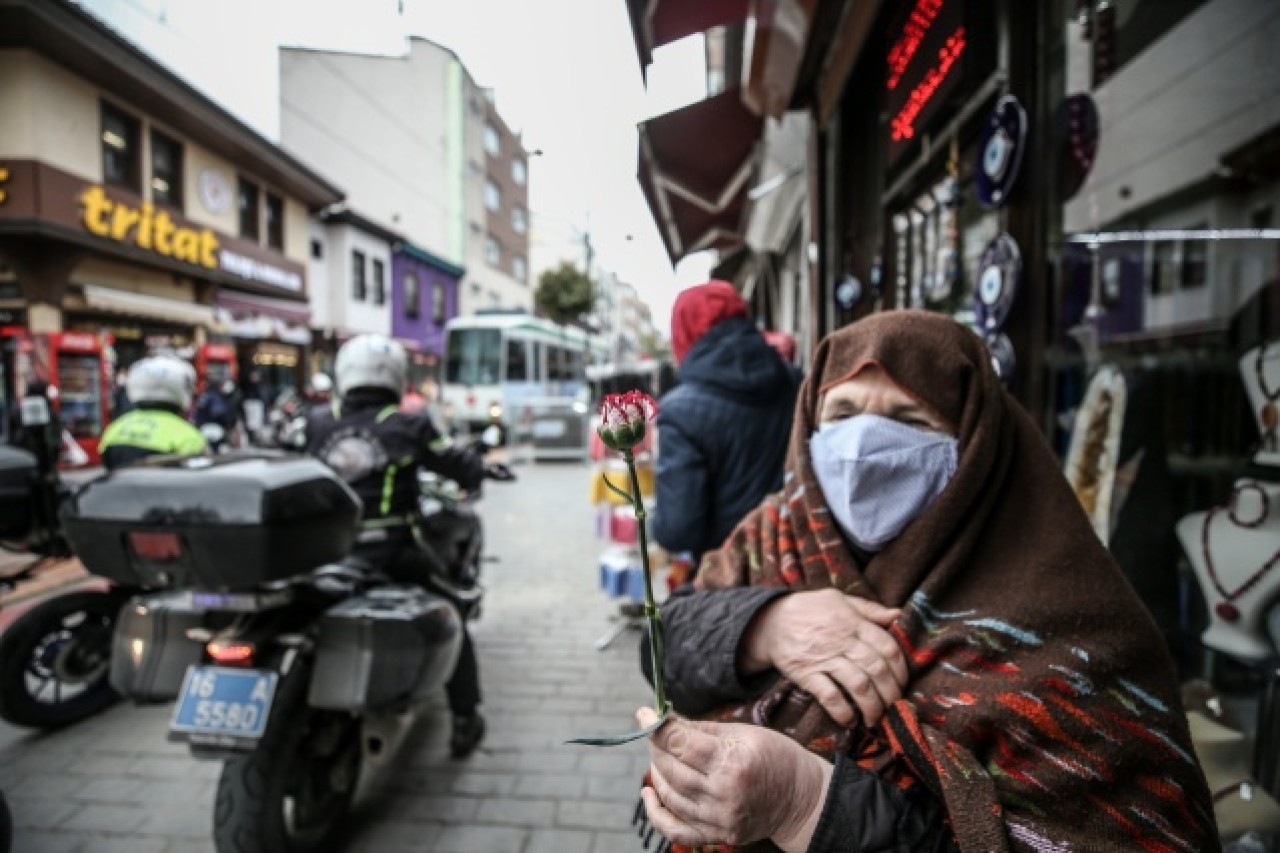 Atlı polis birlikleri kadınlara karanfil dağıttı 2