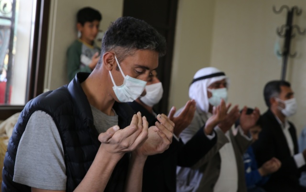 Dev adama boyuna uygun seccade,  tespih ve Kur’an-ı Kerim 2