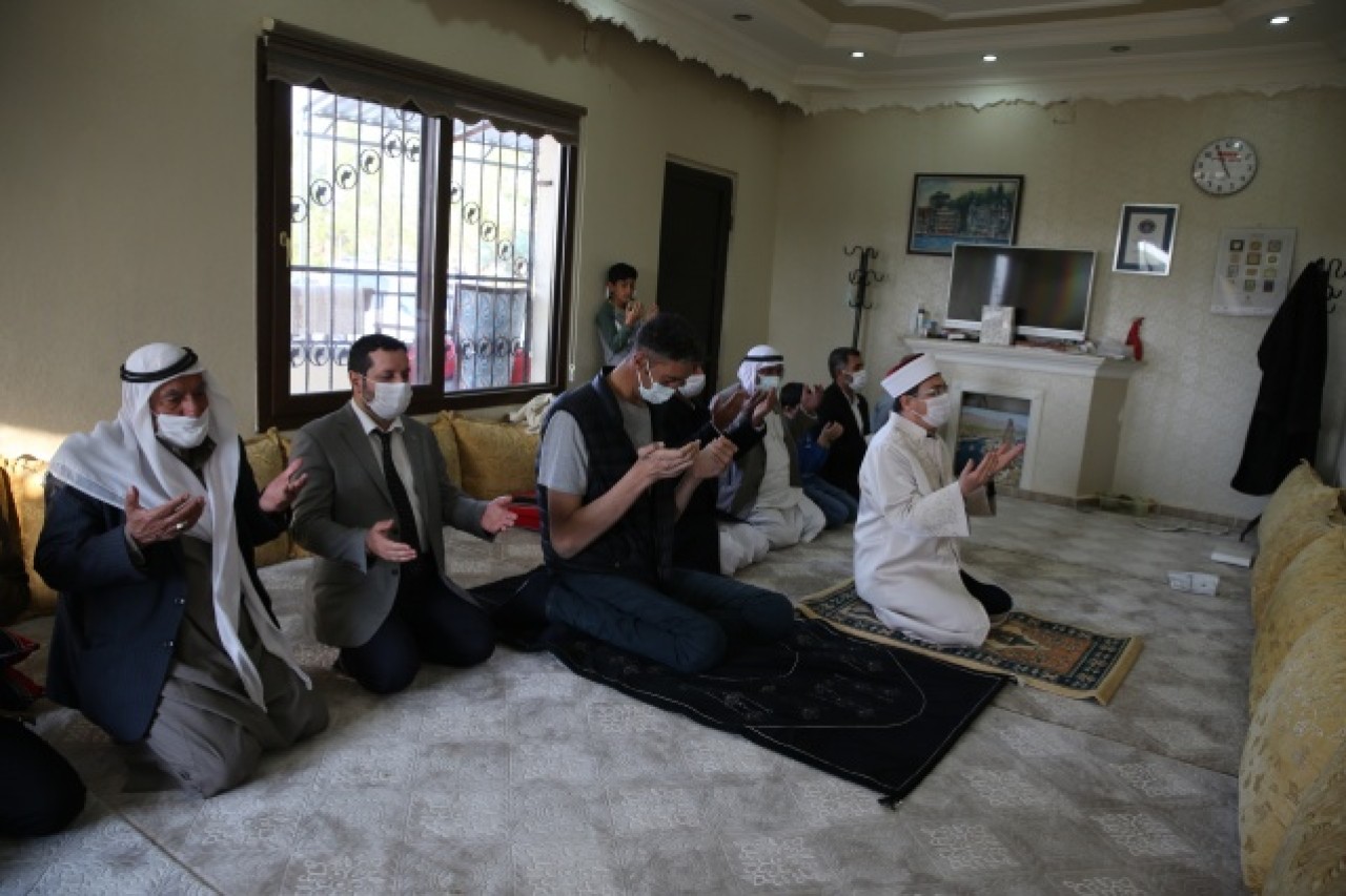 Dev adama boyuna uygun seccade,  tespih ve Kur’an-ı Kerim 14