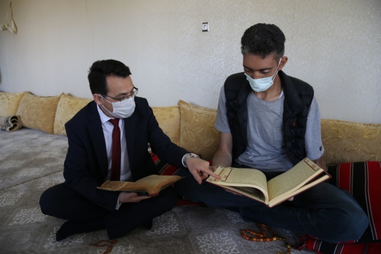 Dev adama boyuna uygun seccade,  tespih ve Kur’an-ı Kerim 12