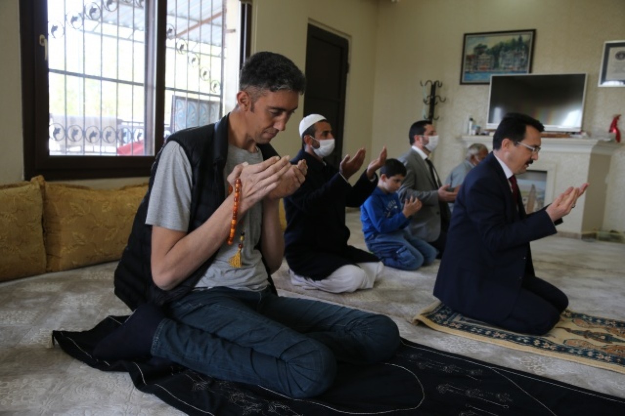 Dev adama boyuna uygun seccade,  tespih ve Kur’an-ı Kerim 10