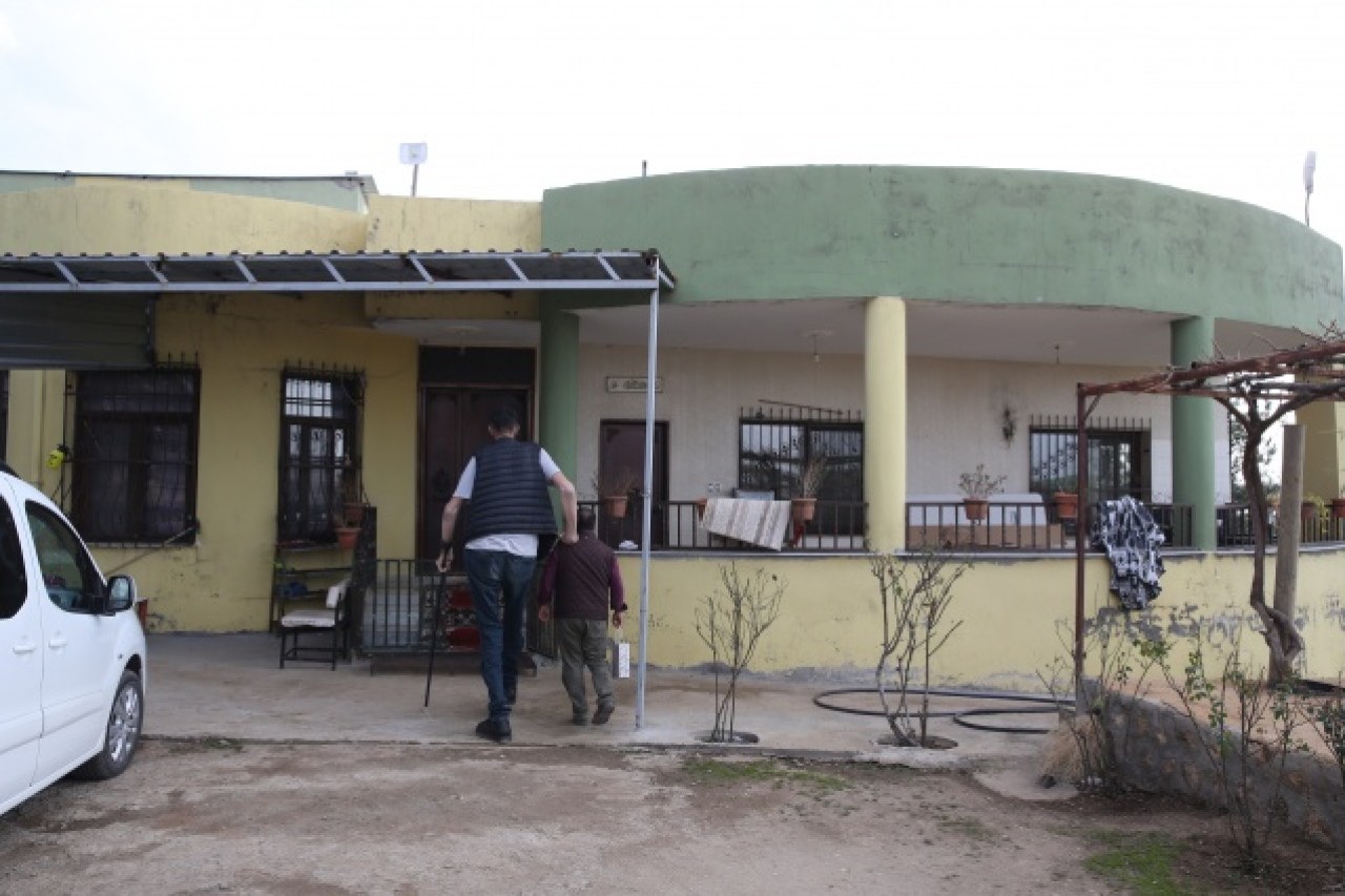 Dev adama boyuna uygun seccade,  tespih ve Kur’an-ı Kerim 19