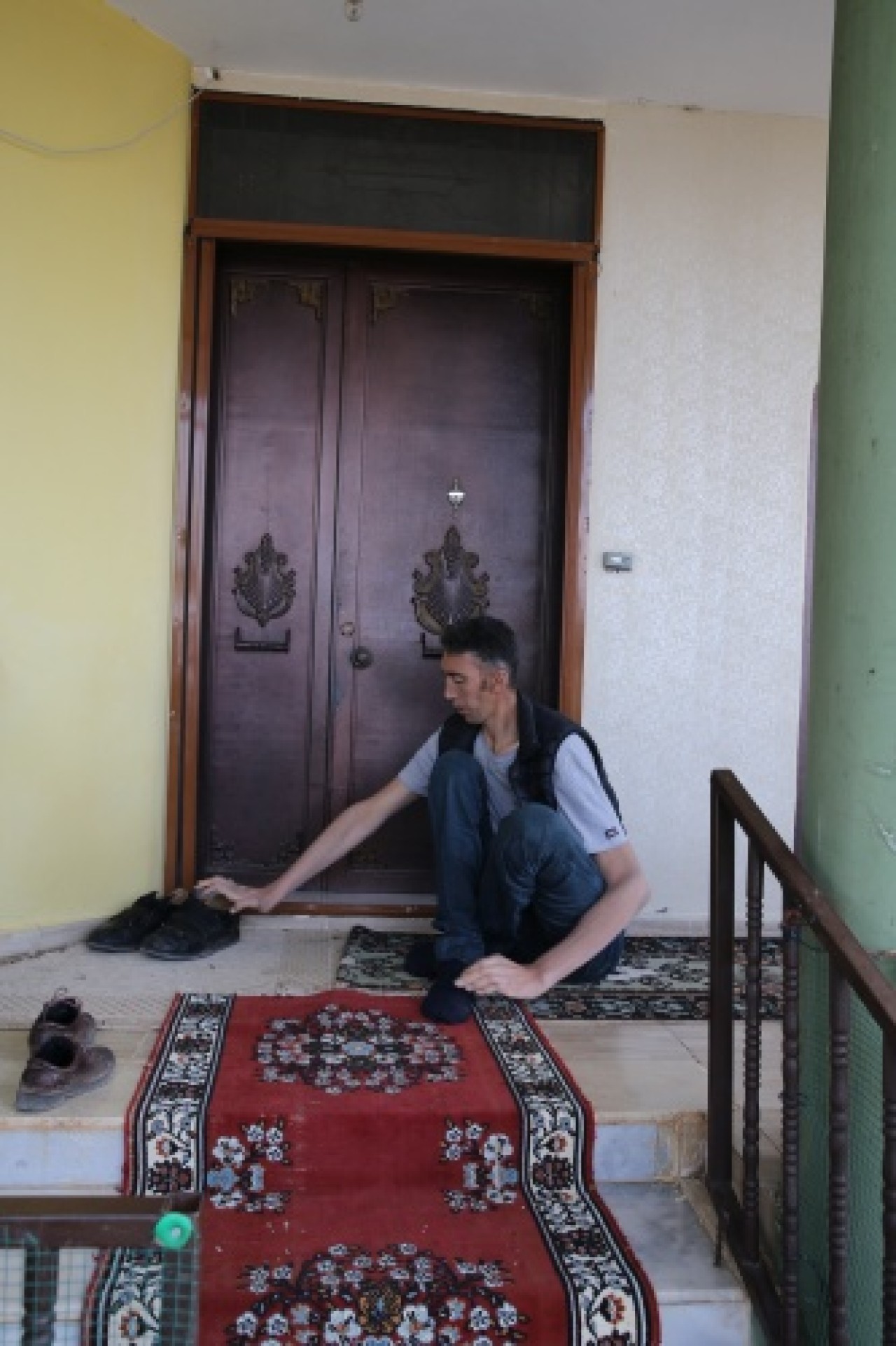 Dev adama boyuna uygun seccade,  tespih ve Kur’an-ı Kerim 17