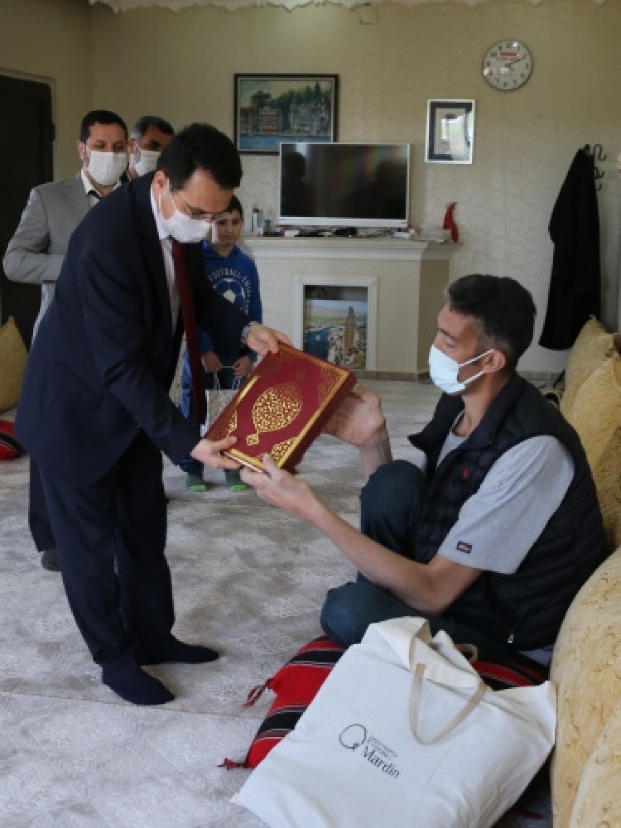 Dev adama boyuna uygun seccade,  tespih ve Kur’an-ı Kerim 4