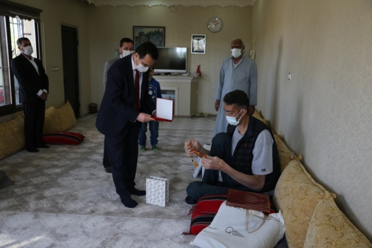 Dev adama boyuna uygun seccade,  tespih ve Kur’an-ı Kerim 13