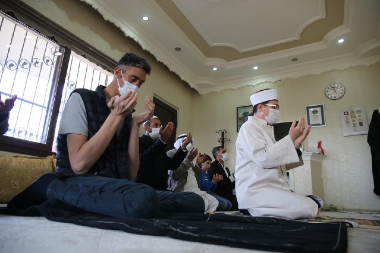 Dev adama boyuna uygun seccade,  tespih ve Kur’an-ı Kerim 8