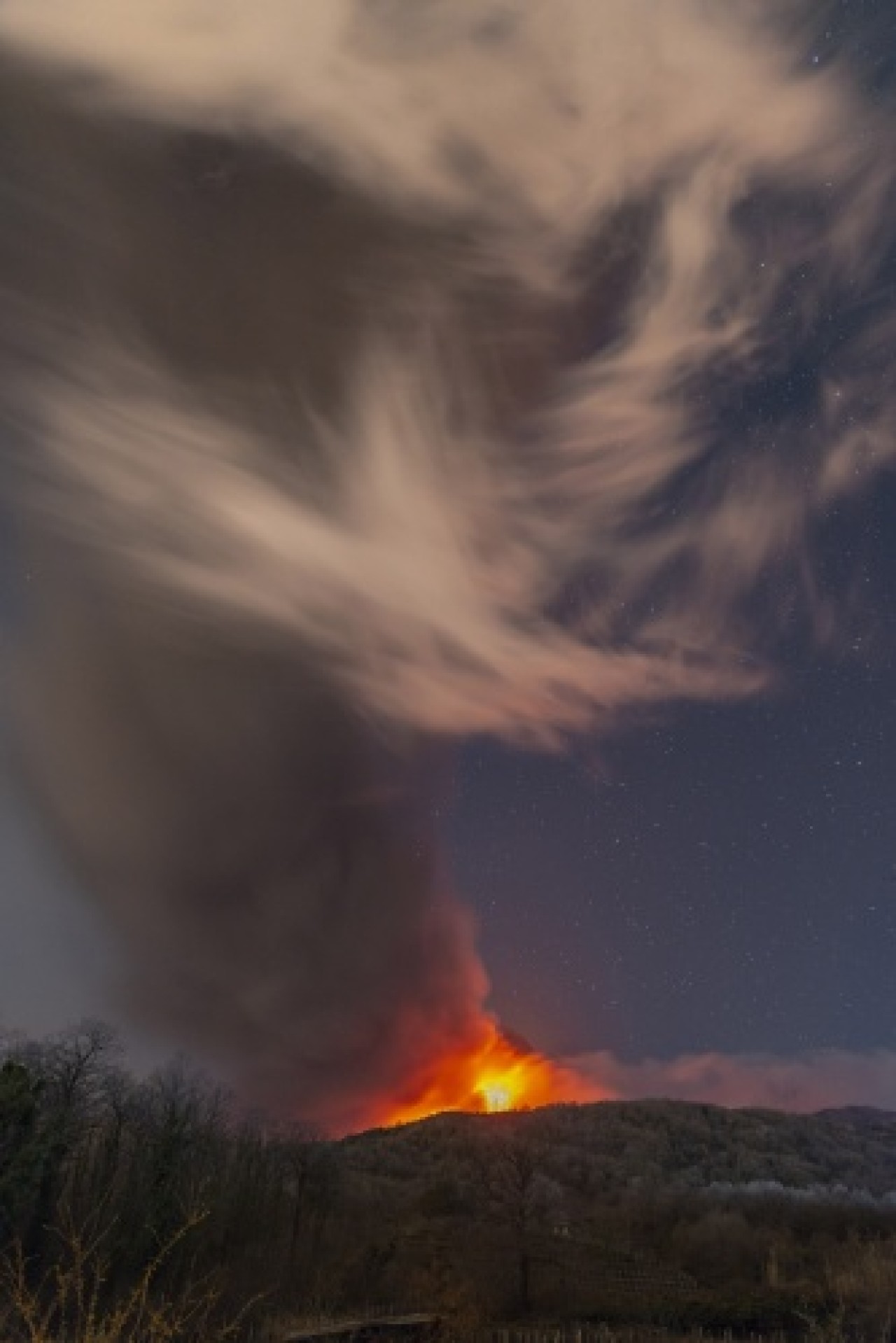 Etna Yanardağı lav püskürtmeye devam ediyor 2