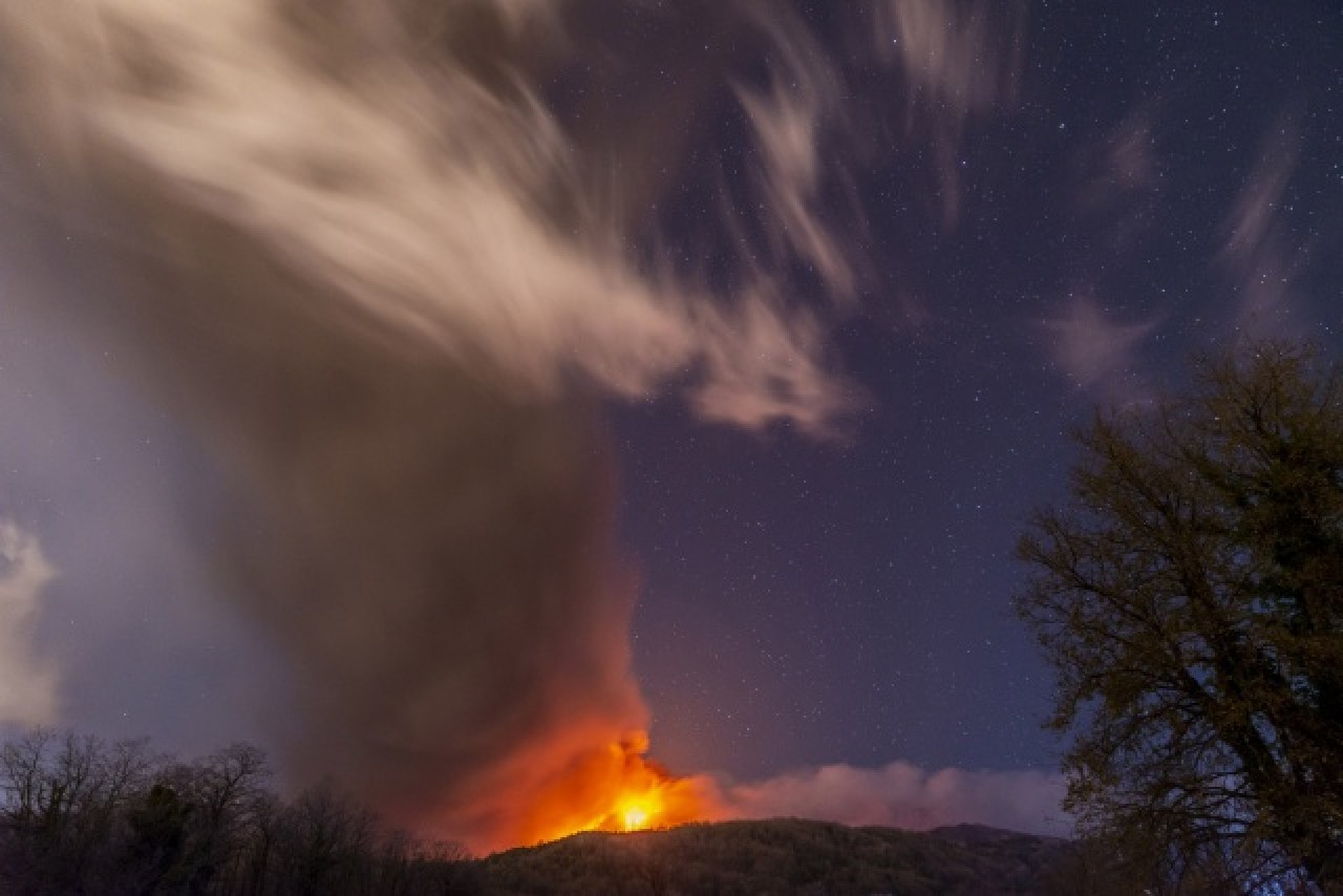 Etna Yanardağı lav püskürtmeye devam ediyor 3