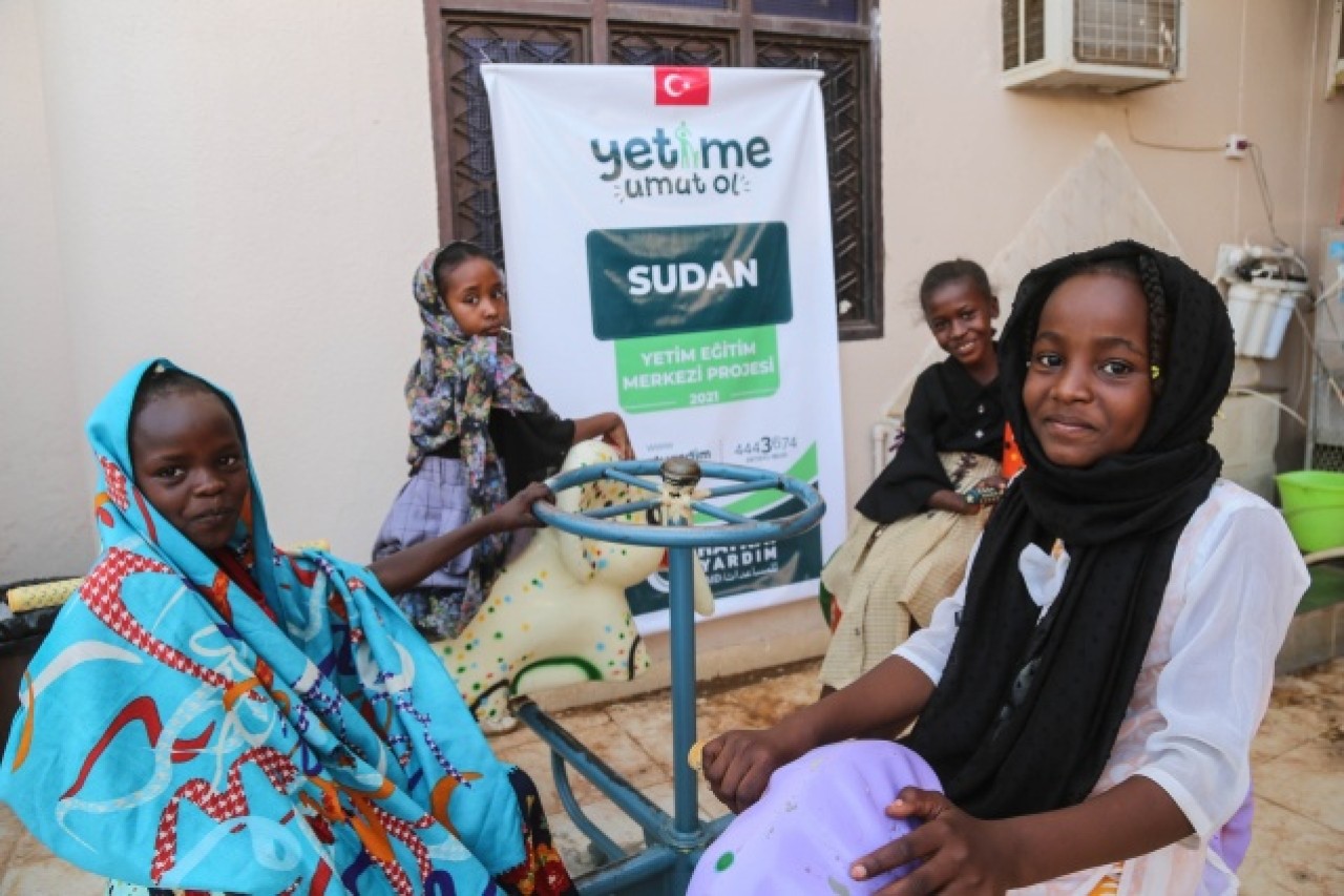 Hayrat Derneği,  Türk hayırseverlerin yardımlarıyla yüzlerce yetimin hamiliğini yapıyor 16