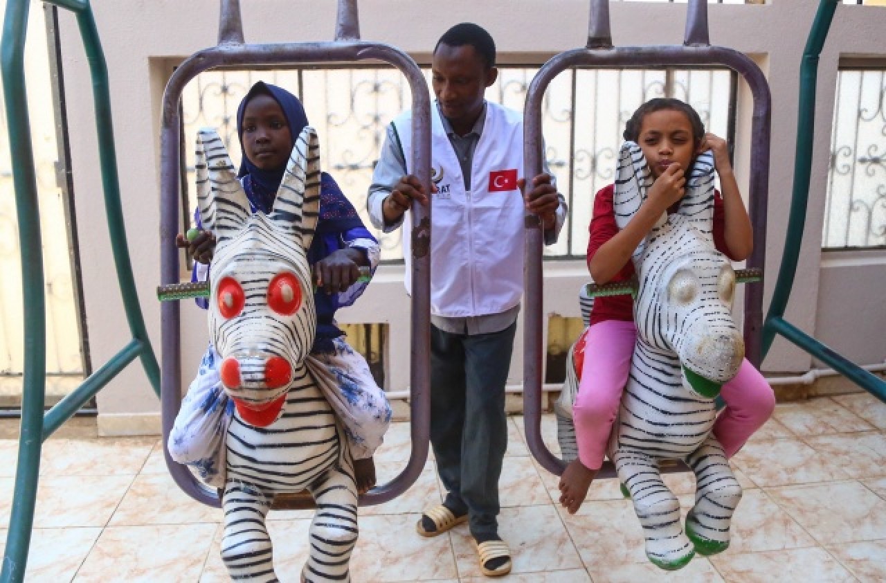 Hayrat Derneği,  Türk hayırseverlerin yardımlarıyla yüzlerce yetimin hamiliğini yapıyor 18