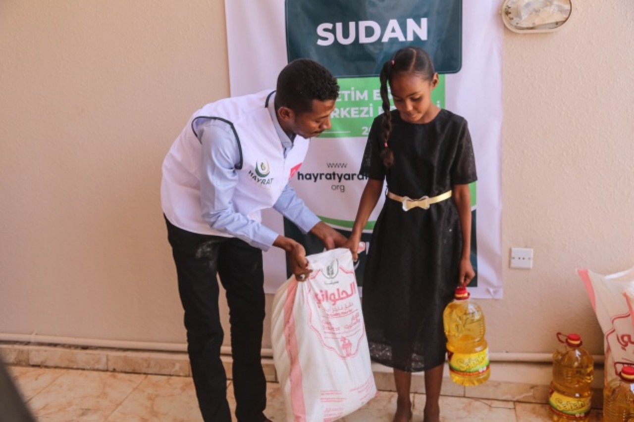 Hayrat Derneği,  Türk hayırseverlerin yardımlarıyla yüzlerce yetimin hamiliğini yapıyor 3