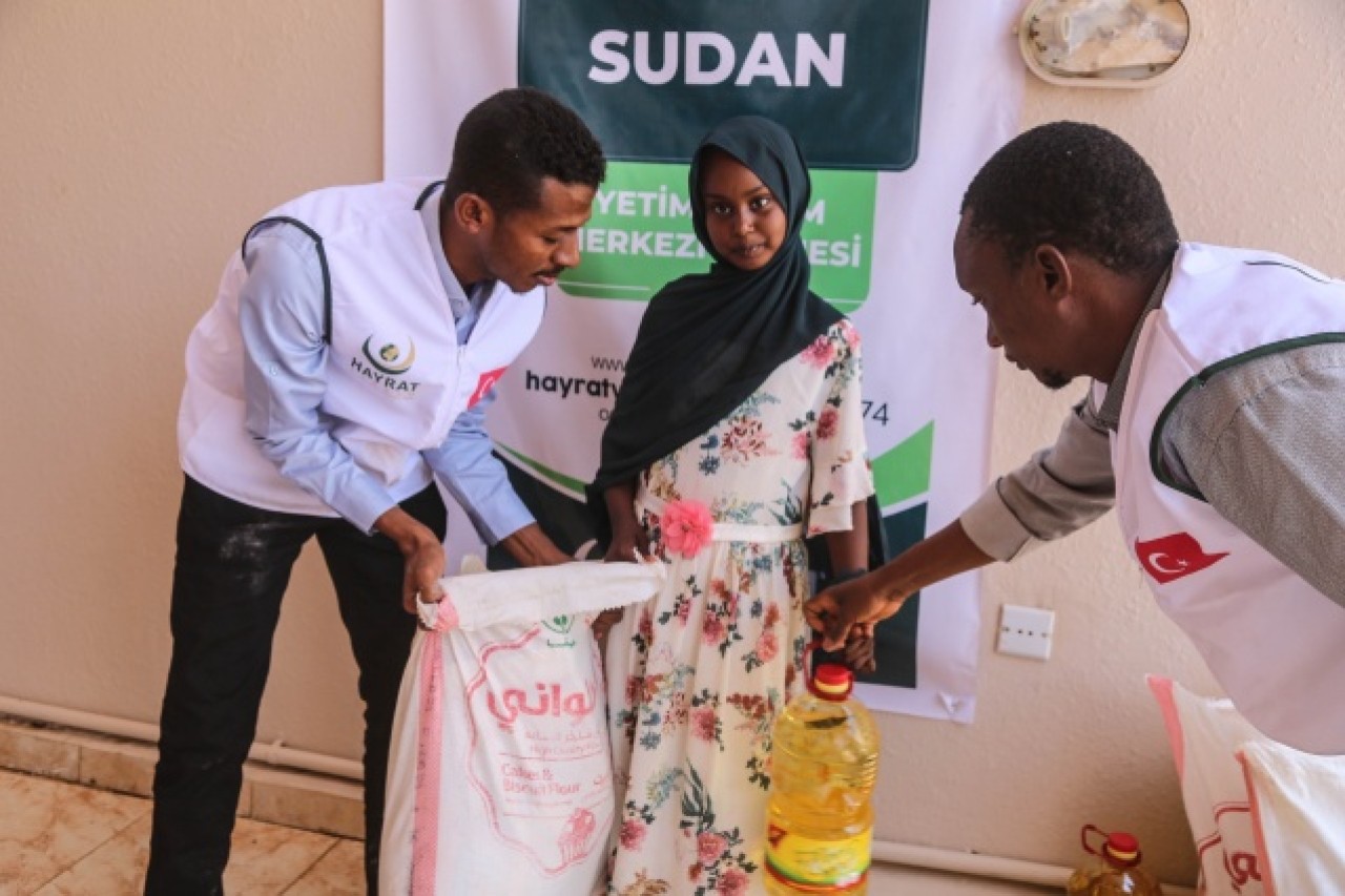 Hayrat Derneği,  Türk hayırseverlerin yardımlarıyla yüzlerce yetimin hamiliğini yapıyor 8