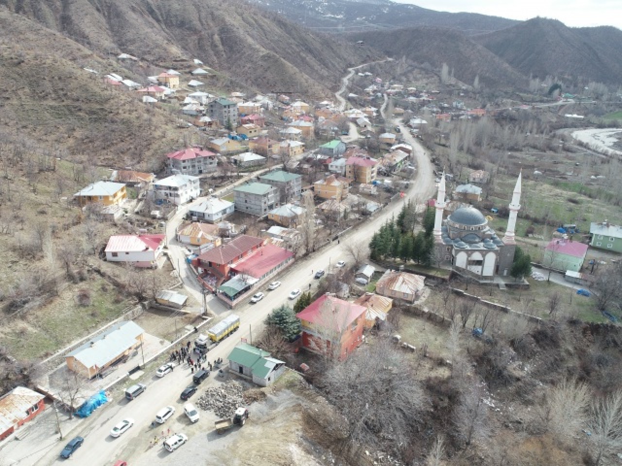Bingöl'ün Elmalı köyü sakinleri İdlib'deki yetimler için yardım malzemesi topladı 3