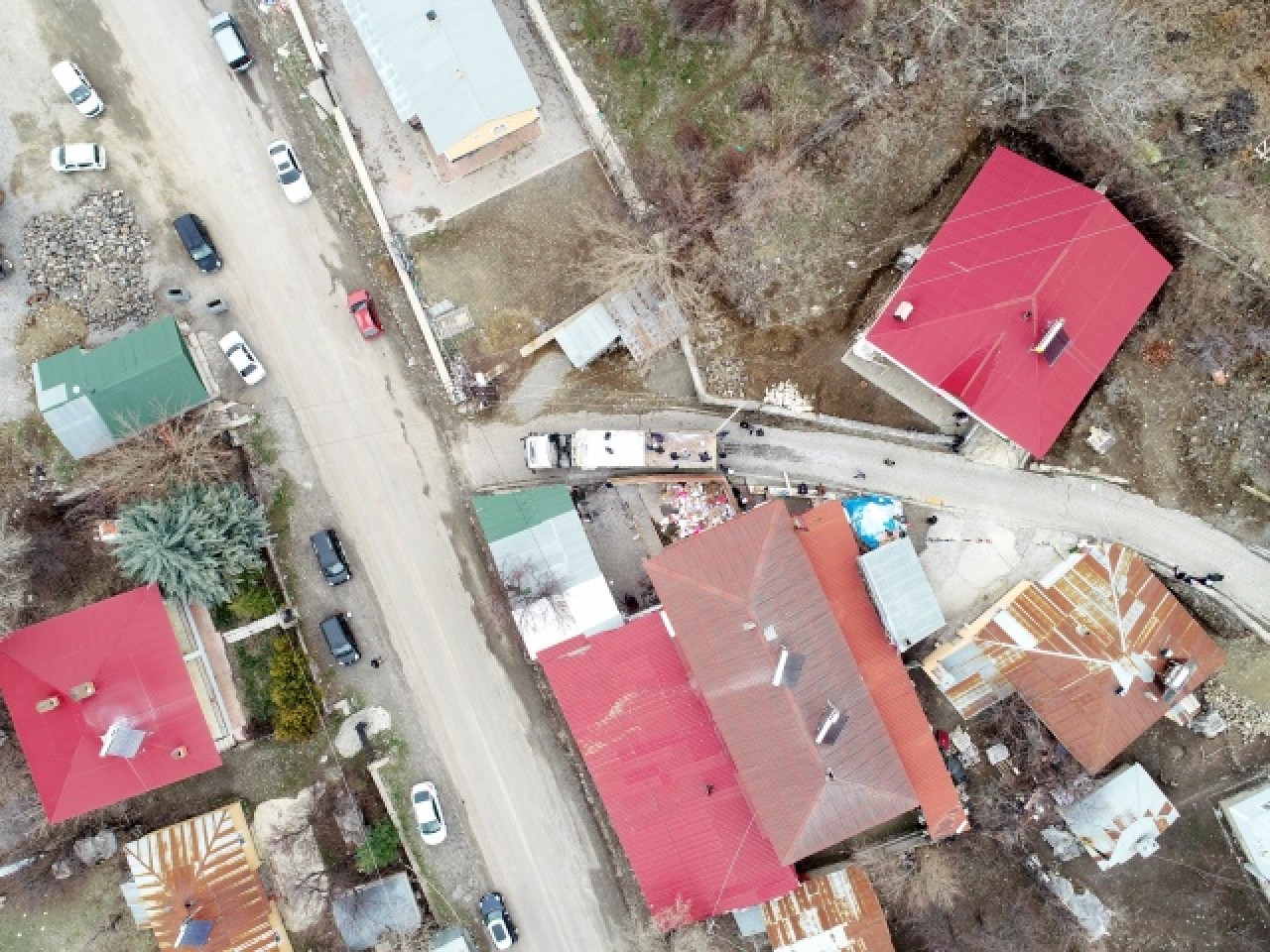 Bingöl'ün Elmalı köyü sakinleri İdlib'deki yetimler için yardım malzemesi topladı 6