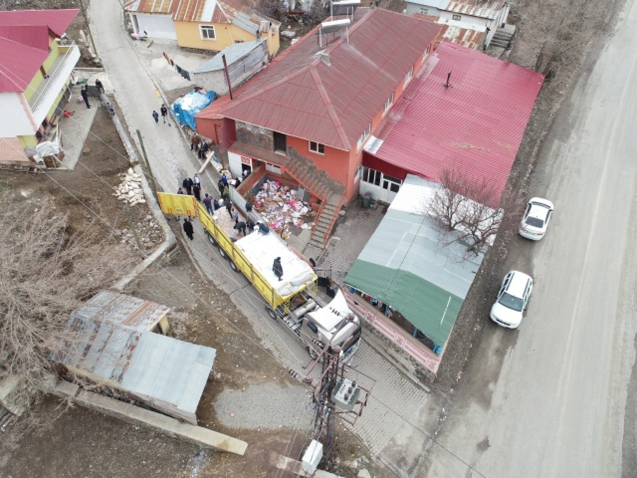 Bingöl'ün Elmalı köyü sakinleri İdlib'deki yetimler için yardım malzemesi topladı 8
