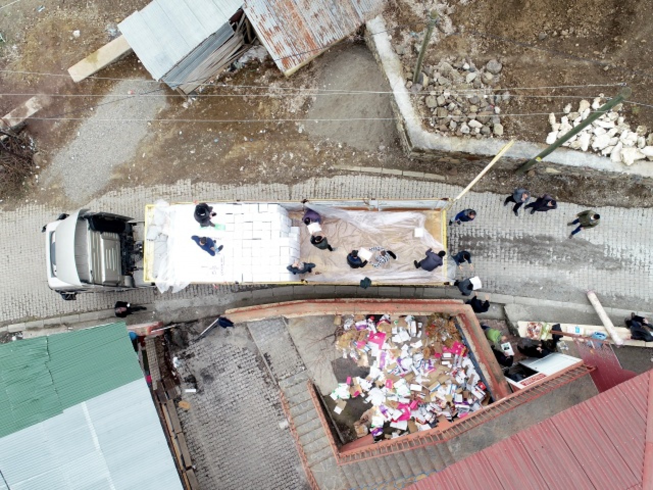 Bingöl'ün Elmalı köyü sakinleri İdlib'deki yetimler için yardım malzemesi topladı 4