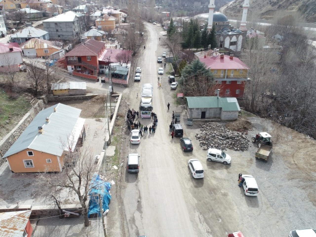 Bingöl'ün Elmalı köyü sakinleri İdlib'deki yetimler için yardım malzemesi topladı 7