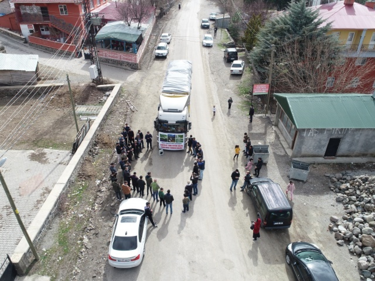 Bingöl'ün Elmalı köyü sakinleri İdlib'deki yetimler için yardım malzemesi topladı 5