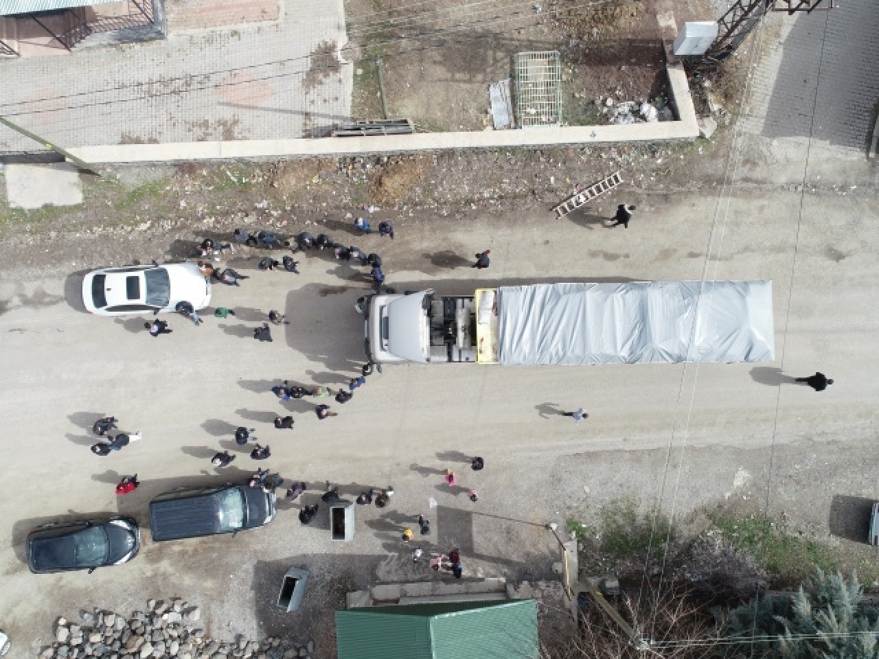Bingöl'ün Elmalı köyü sakinleri İdlib'deki yetimler için yardım malzemesi topladı 1