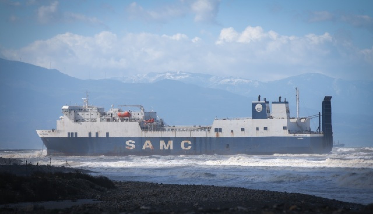 İskenderun Körfezi'nde 8 yıldır demirli bulunan hacizli gemi,  fırtına nedeniyle karaya oturdu 2