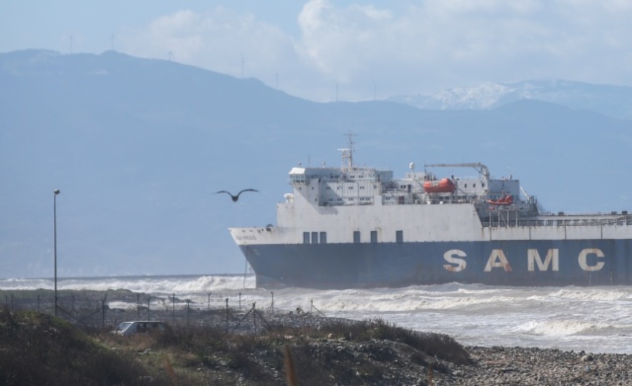 İskenderun Körfezi'nde 8 yıldır demirli bulunan hacizli gemi,  fırtına nedeniyle karaya oturdu 1