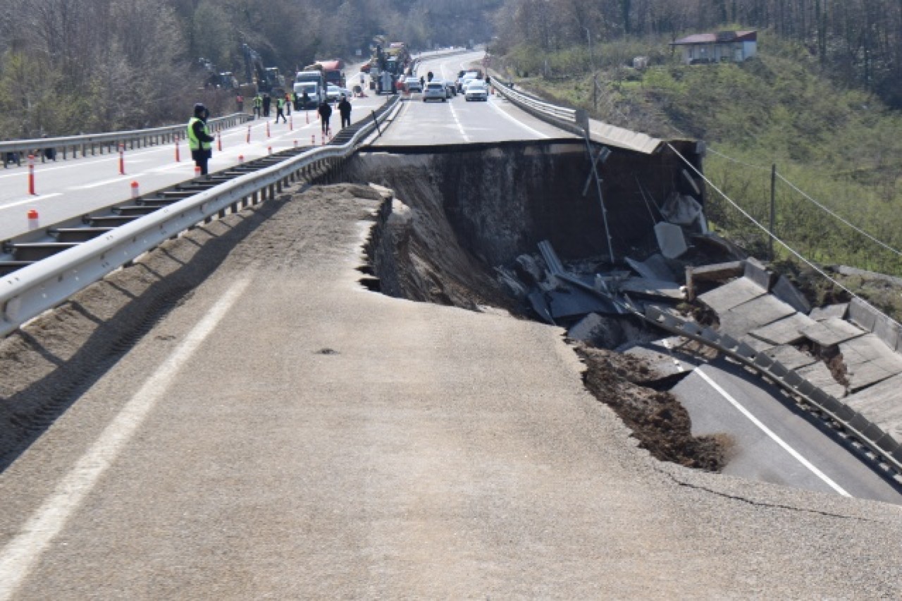 Düzce-Zonguldak yolunda çökme 1