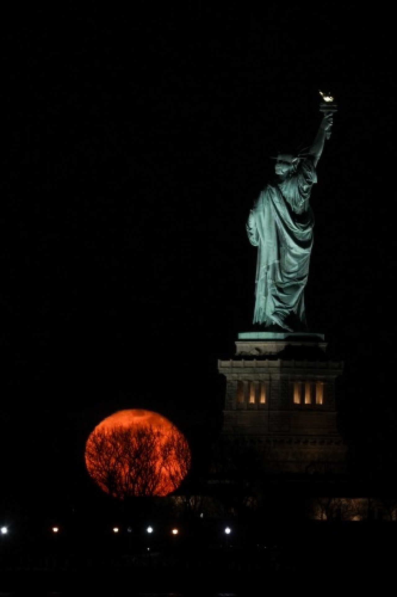 New York'da beliren dolunay,  görsel şölen sundu 6