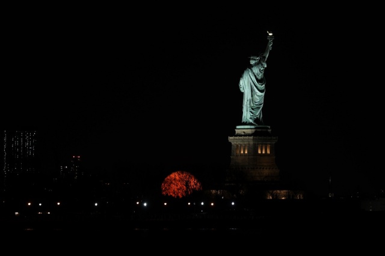 New York'da beliren dolunay,  görsel şölen sundu 1