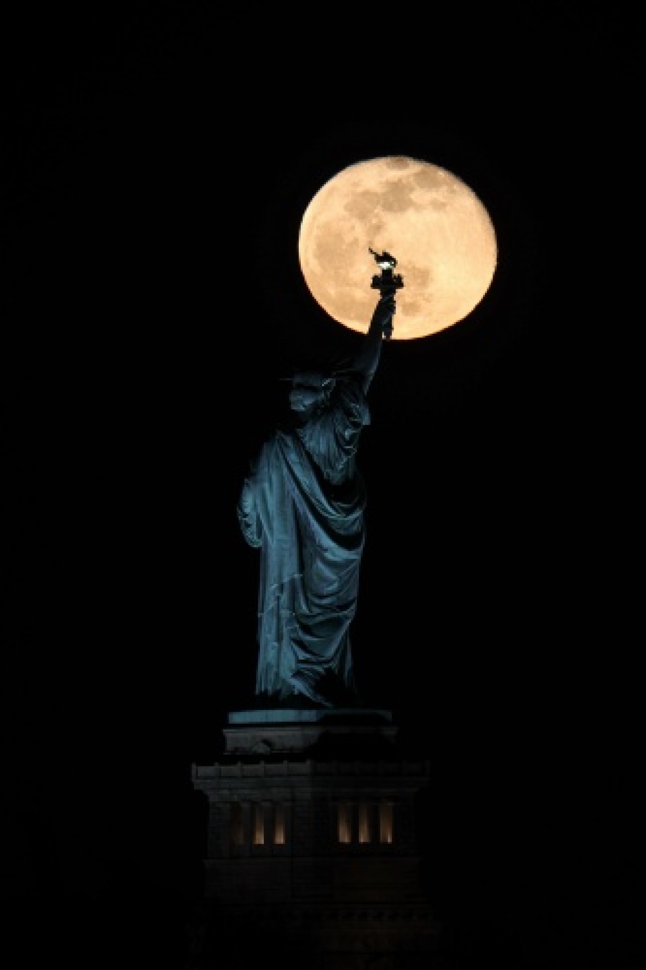 New York'da beliren dolunay,  görsel şölen sundu 5